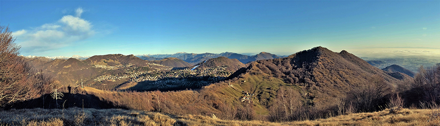 Panoramica verso altopiano Selvino-Aviatico, Poieto-Cornagera, Podone ed oltre dalla cima della Corna Bianca (1228 m)